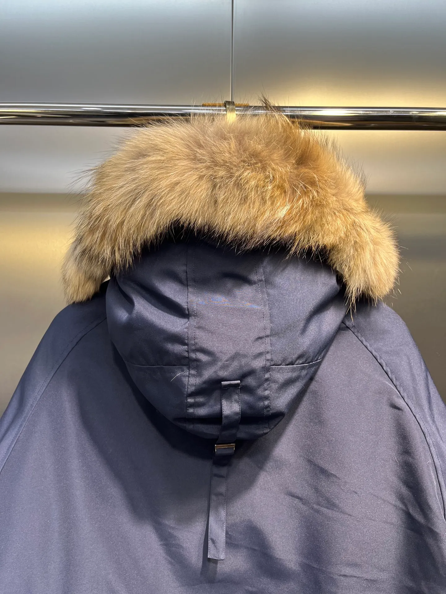 P780 high-end version (new version of Big Goose 01) Canada Goose Canada Goose #Chilliwack 7999M bomber jacket short down jacket/01 model #Men and Women Same Style# ➖ Genuine synchronous anti-counterfeiting chip sensor! ➖ Imported 21S polyester-cotton blended original fabric [last year’s 16S/18S hard fabrics have been completely eliminated, this year all use 21S genuine synchronous fabrics, the soft mid-strap feels delicate and textured], genuine synchronous Feather-Light 10D waterproof coating fabric, made of 84.5 polyester fiber and 15.5 cotton, 100% the best feel in the entire network! ➖ The genuine official website is synchronized with the national standard 80 white duck down, you can check the official website customer service, there will never be a series of misleading claims such as 90 down or goose down! ➖ Using the best nylon lining with double double-layer sealing design, velvet-proof No. 7 needle + grid-filled down ready-made garments, there is 100% no so-called velvet running! ➖ The cuffs are designed with thickened seamless threads, and the collar and pockets are lined with top-quality polar fleece to keep you warm and comfortable! ➖ Yoshida YKK provides original custom-made electroplated sliders. YKK two-way lockable zippers are tight and smooth and will not peel off paint! ➖ 3M composite guarantees that the Velcro is the same as the original, durable, and all accessories and hardware are custom-made! ➖ Imported BEHRINGER embroidery machine to customize the 10,000-needle embroidery logo, 98% of which can be reproduced to restore the original logo. You can check and compare on the official website! ➖ The fur collars are all made of large pieces of Western Canadian blue wolf hide, ensuring that each fur collar is 13-15cm wide!   Size:XS-XXL